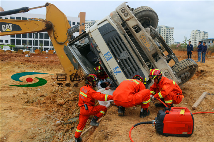 百色右江区深圳小镇内工地搅拌车失重侧翻！消防救援！ 百色,右江,右江区,江区,深圳