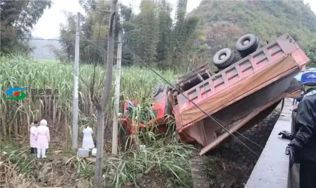 雨天路滑货车转弯侧翻司机被困  德保消防出动成功救援 雨天,天路,路滑,货车,转弯