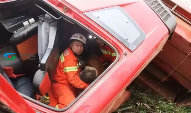 雨天路滑货车转弯侧翻司机被困  德保消防出动成功救援 雨天,天路,路滑,货车,转弯