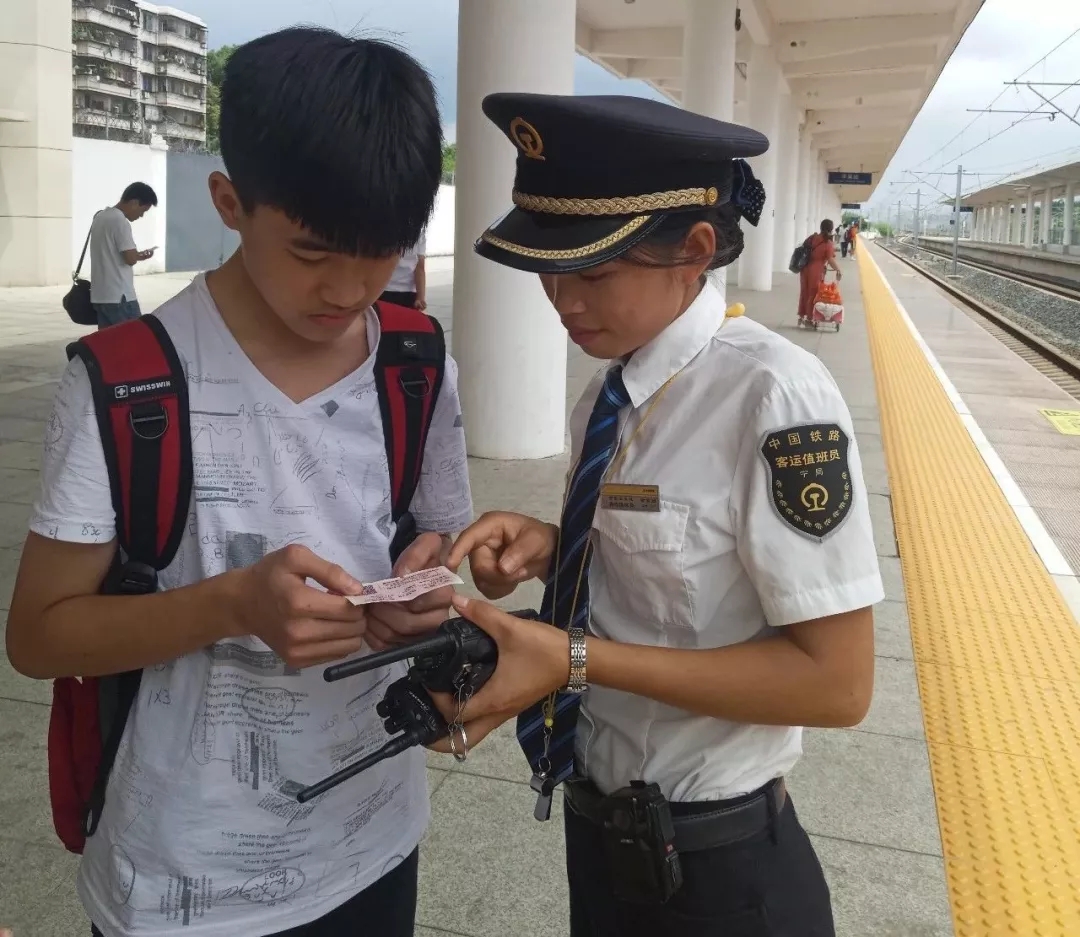 惊险！平果一旅客差点与动车相撞！ 惊险,平果,果一,旅客,差点