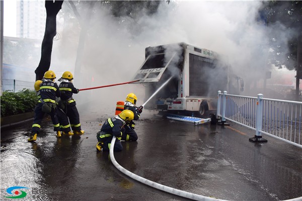 百色一辆商业宣传车闹市路段突发大火 所幸无人伤亡 百色,一辆,商业,宣传,传车