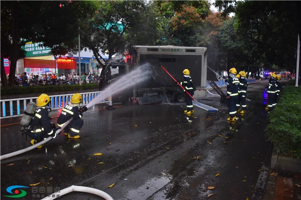 百色一辆商业宣传车闹市路段突发大火 所幸无人伤亡 百色,一辆,商业,宣传,传车