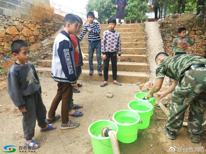 德保250余名师生饮用水告急， 消防持续送水解燃眉之急 德保,250,余名,名师,师生