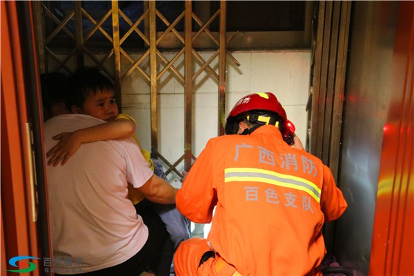 百色平果：一小孩脚被卡电梯 消防紧急救援 百色,平果,一小,小孩,电梯