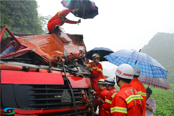 百色平果两车相撞又逢下雨 消防为伤者撑伞并成功营救 百色,平果,车相,相撞,又逢