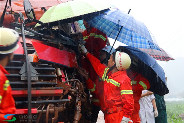 百色平果两车相撞又逢下雨 消防为伤者撑伞并成功营救 百色,平果,车相,相撞,又逢