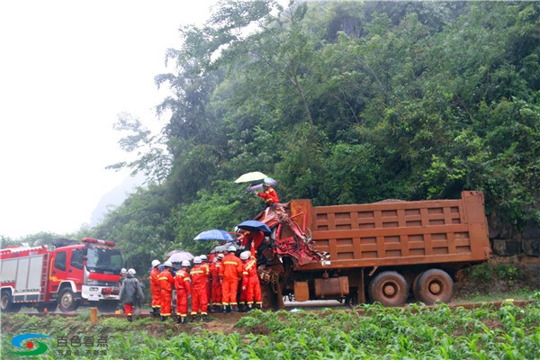 百色平果两车相撞又逢下雨 消防为伤者撑伞并成功营救 百色,平果,车相,相撞,又逢