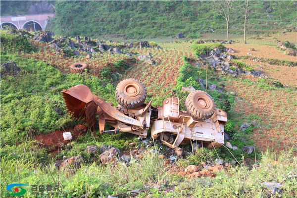 百色德保一铲车因驾驶不慎翻下道路边坡  司机不幸遇难 百色,德保,铲车,驾驶,不慎