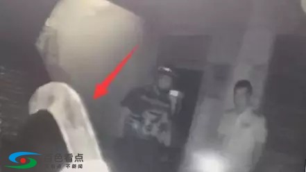 百色男子持刀对警车一通乱砍，直到民警开枪才停下 百色,色男,男子,警车,一通