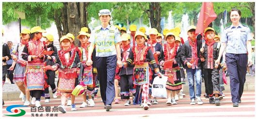 百色交警带领孩子们感受礼让斑马线 百色,交警,带领,孩子,孩子们