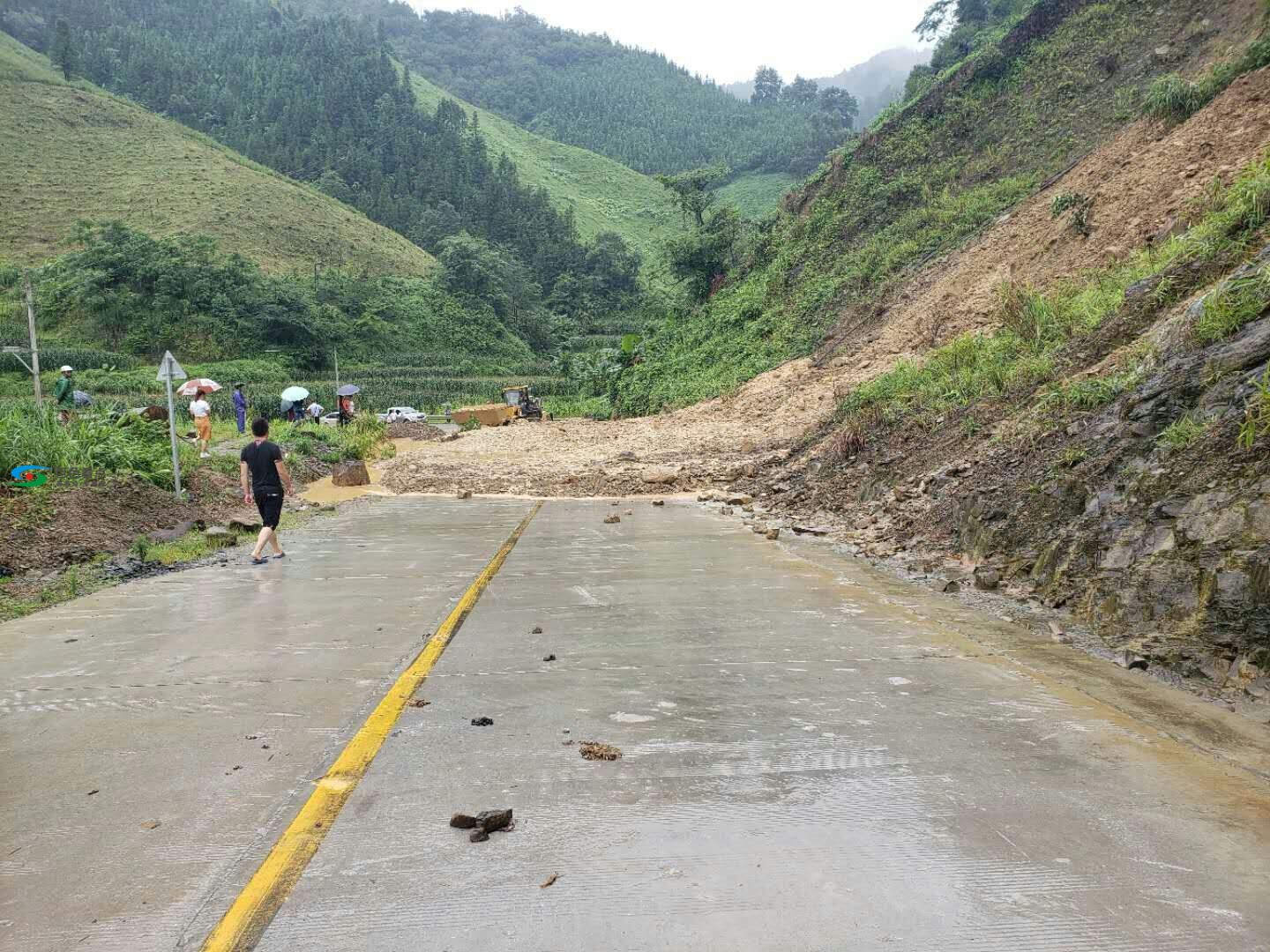 乐业县逻西乡民享村路段因泥石流覆盖路面导致交通中断 乐业,乐业县,逻西乡,西乡,乡民