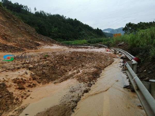 国道324线 隆林县沙梨乡路段因上边坡塌方导致交通中断 国道,324,隆林,隆林县,林县