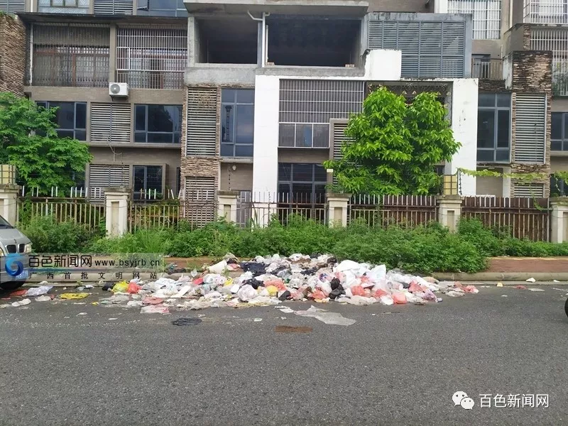 百色市区鸿翔路生活垃圾无人清扫恶臭难挡，究竟怎么回事.. 百色,百色市,市区,鸿翔,路生