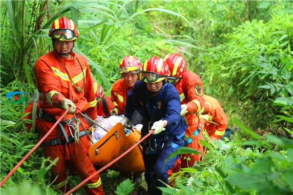 百色隆林：一男子驾车坠崖失联，消防部门24小时生死营救！ 百色,隆林,一男,男子,驾车