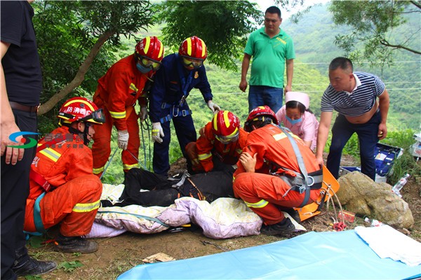 百色隆林：一男子驾车坠崖失联，消防部门24小时生死营救！ 百色,隆林,一男,男子,驾车