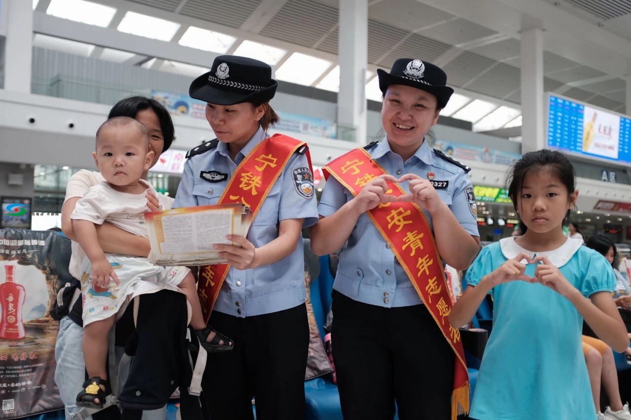 广西：柳州铁警文艺“轻骑兵”进站上车为旅客送清凉 广西,柳州,铁警,文艺,轻骑