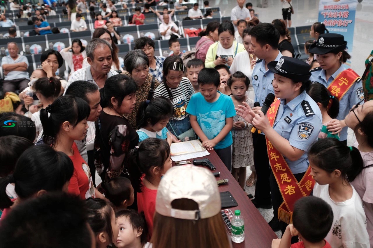 广西：柳州铁警文艺“轻骑兵”进站上车为旅客送清凉 广西,柳州,铁警,文艺,轻骑