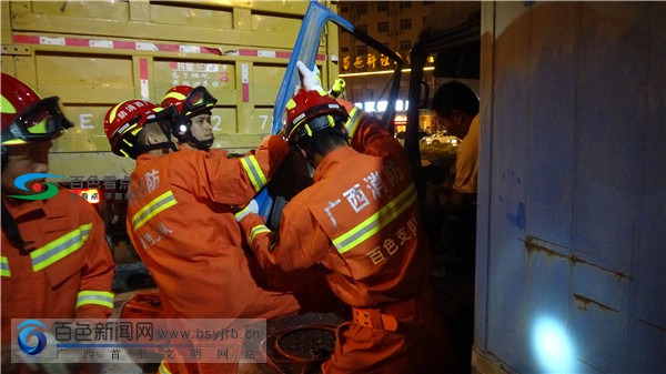 百色站前大道两货车路口发生追尾 消防火速营救被困者 百色,百色站,站前,大道,货车