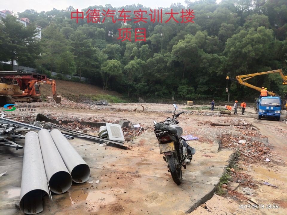 在教学要道（习主席亲点项目）的行车道上设停车棚 教学,要道,习主席,主席,项目