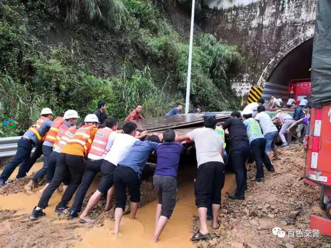 百色高速“警路企”齐心协力打通泥石流堵塞路段 百色,高速,齐心,齐心协力,心协