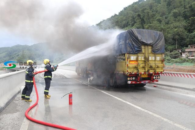 百色永乐镇高速路口立交桥一满载28吨蔬菜的货车发生自燃 百色,永乐,永乐镇,乐镇,高速