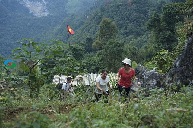 登上588界碑山顶，到越南边民家做客，领略异国风情 登上,588,界碑,山顶,越南