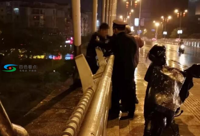 百色一男子厌世深夜欲跳河轻生，民警冒风雨相劝 百色,一男,男子,厌世,深夜