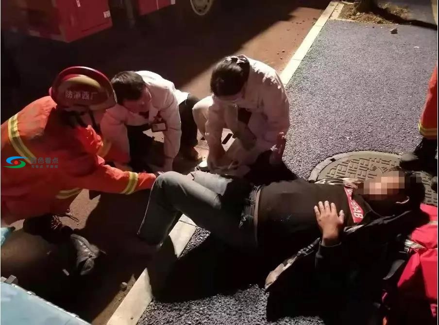 百色一小车撞上路灯致1人被困，车身被“撕“成数片..... 百色,一小,小车,撞上,上路