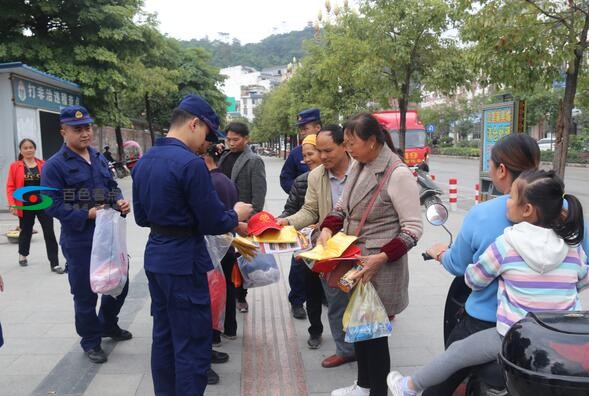 广西隆林：消防车街头“总动员” 群众“驻足”学防火知识 广西,西隆,隆林,消防,消防车