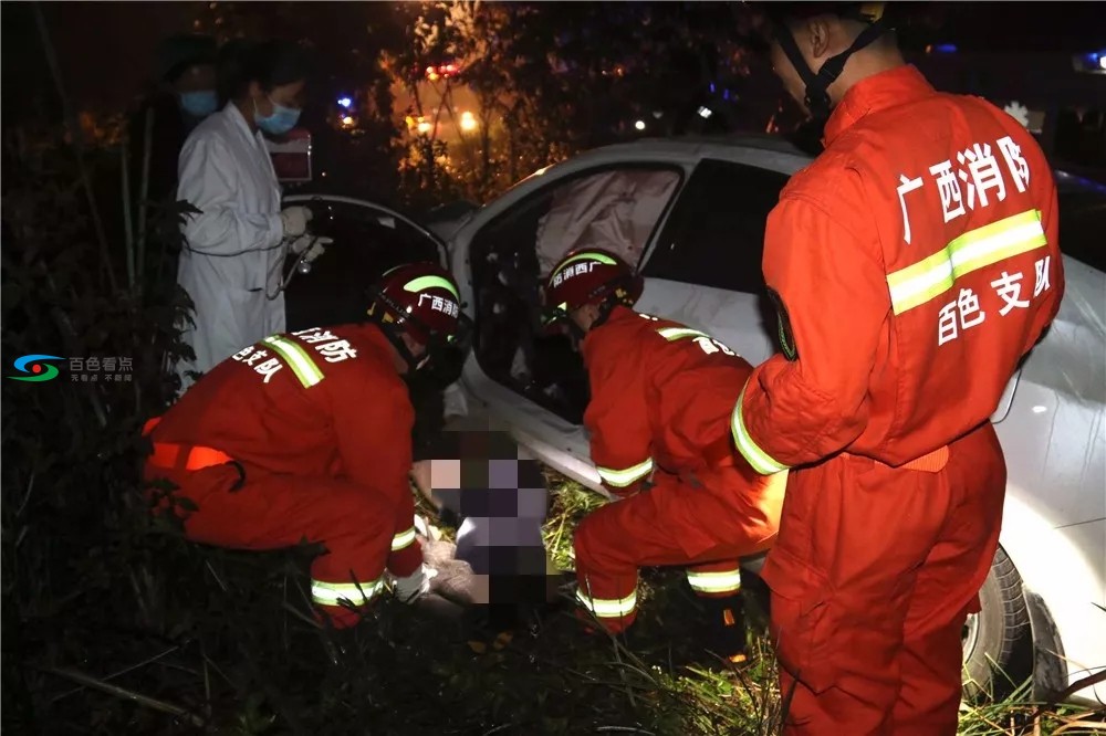 百色德保一车辆撞上绿化带 发动机与车身分离 一人死亡！ 百色,德保,车辆,撞上,绿化