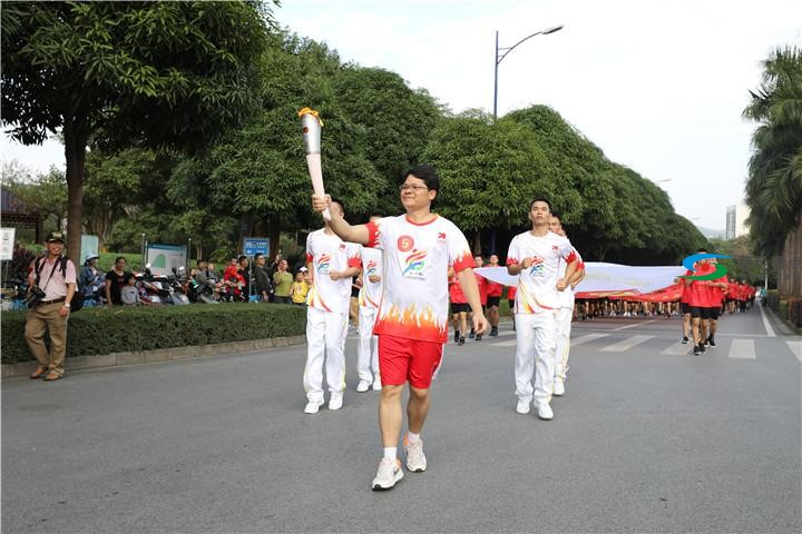 百色市妇幼：他是一名火炬手，更是一名博士 百色,百色市,妇幼,一名,火炬