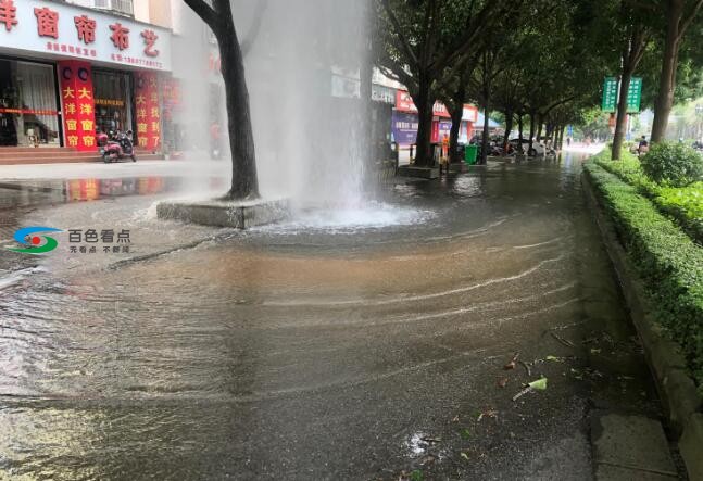 百色那毕大道，货车倒车撞倒消防栓，水柱冲高10余米！ 百色,那毕,那毕大道,大道,货车