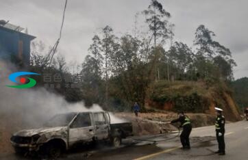 百色西林县道路上皮卡车自燃 驾驶员弃车离开 百色,西林,西林县,林县,县道