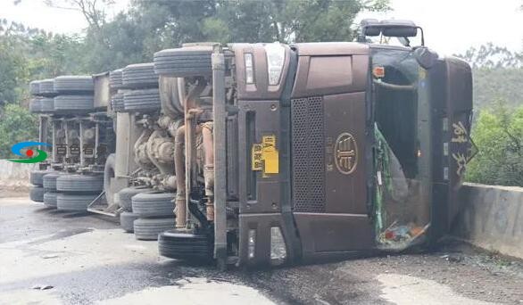 百色33吨油罐车翻车 我们身边移动着的“炸药包”！ 百色,油罐,油罐车,罐车