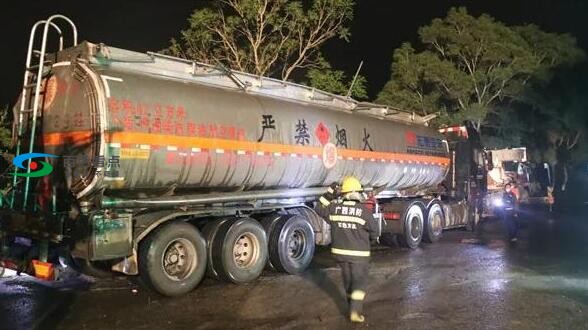 百色33吨油罐车翻车 我们身边移动着的“炸药包”！ 百色,油罐,油罐车,罐车