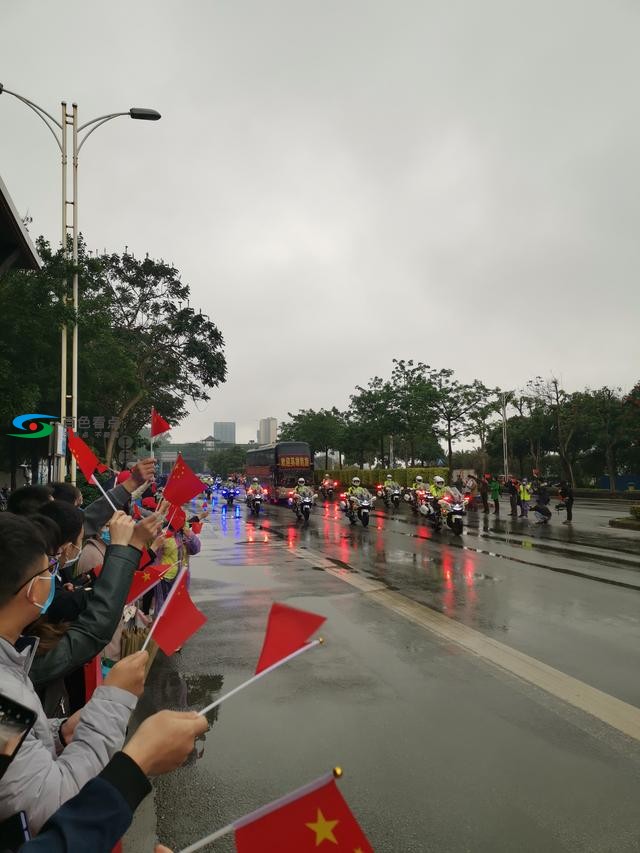 画面催泪！驰援湖北14名英雄归来，百色市民列队迎接致敬 画面,催泪,驰援,湖北