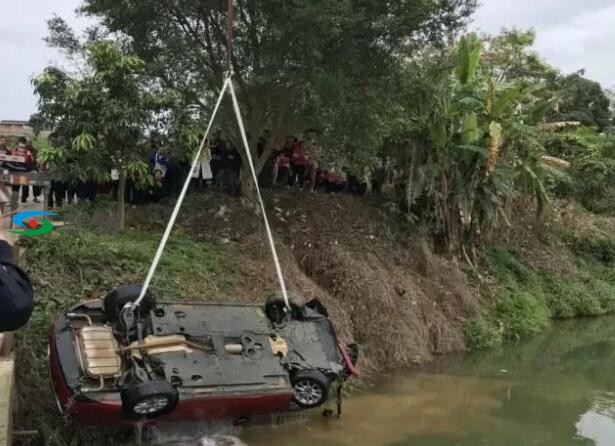 百色一外地司机不慎把车开进河，车子看来是报废了 百色,一外,外地,司机,不慎