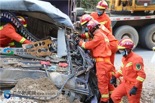 百色那坡一空载货车不幸被一满载货车压住 百色,那坡,空载,载货,载货车