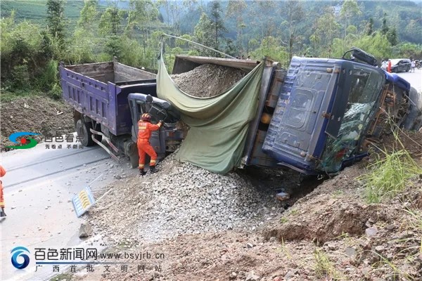 百色那坡一空载货车不幸被一满载货车压住 百色,那坡,空载,载货,载货车