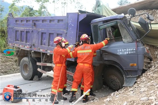 百色那坡一空载货车不幸被一满载货车压住 百色,那坡,空载,载货,载货车