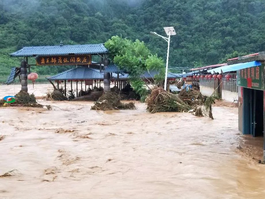 百色田林利周乡山洪暴发，山体塌方，国道中断，民房受损 百色,田林,田林利,林利,山洪