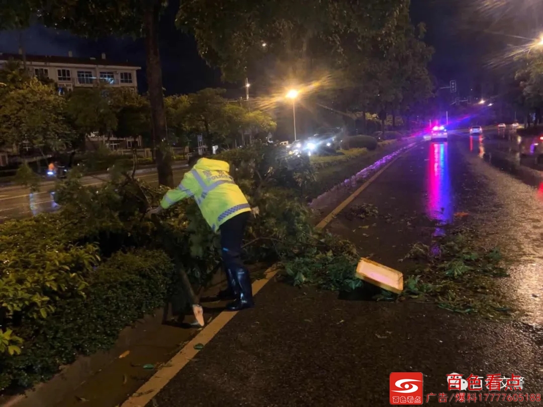 昨夜百色暴雨中 这些“小黄人”，请为他们点个赞！ 昨夜,百色,暴雨,雨中,这些