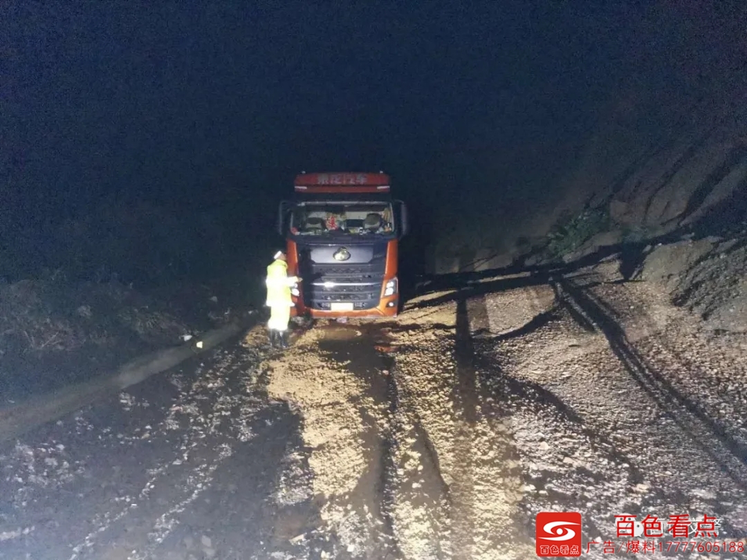 昨夜百色暴雨中 这些“小黄人”，请为他们点个赞！ 昨夜,百色,暴雨,雨中,这些