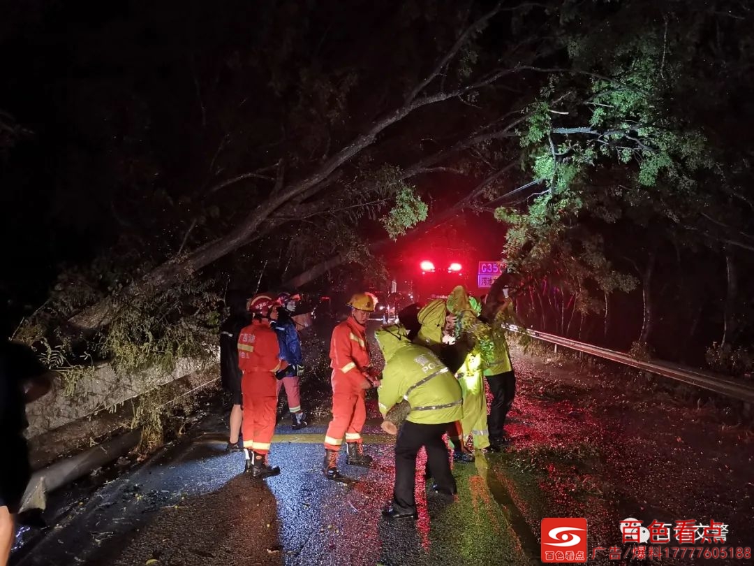 狂风暴雨夜，西林交警克难奋力清障道路、救援人员！ 狂风,狂风暴雨,风暴,暴雨,雨夜