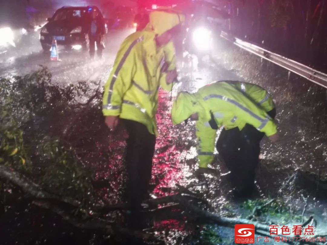 狂风暴雨夜，西林交警克难奋力清障道路、救援人员！ 狂风,狂风暴雨,风暴,暴雨,雨夜