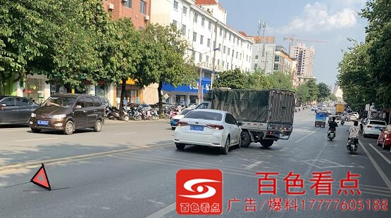 百色学院东合侧门那边小汽车和小货车亲亲了 百色,百色学院,学院,院东,东合