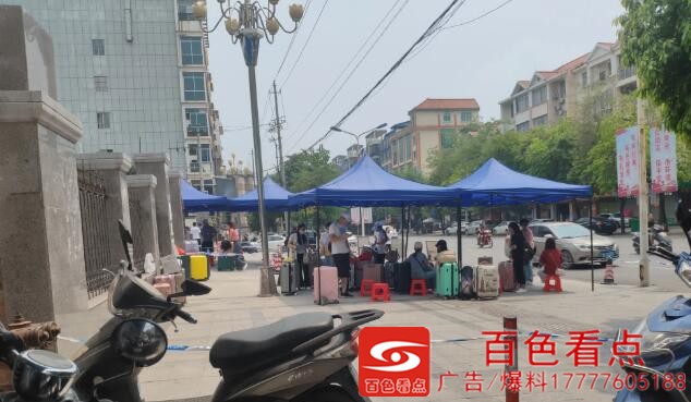 百色市右江民族医学院门口免费发考研的书，要不要？ 百色,百色市,右江,江民,民族