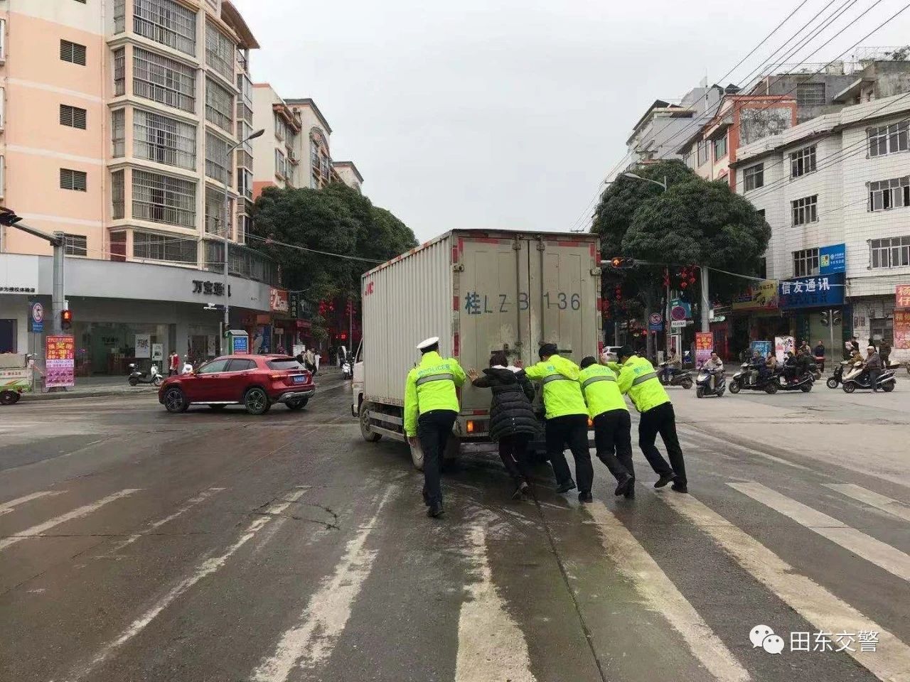 田东两老开三轮车接送孙子上学，遭侧翻至路边深沟 田东,开三,三轮,三轮车,接送