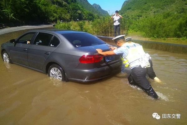 田东两老开三轮车接送孙子上学，遭侧翻至路边深沟 田东,开三,三轮,三轮车,接送