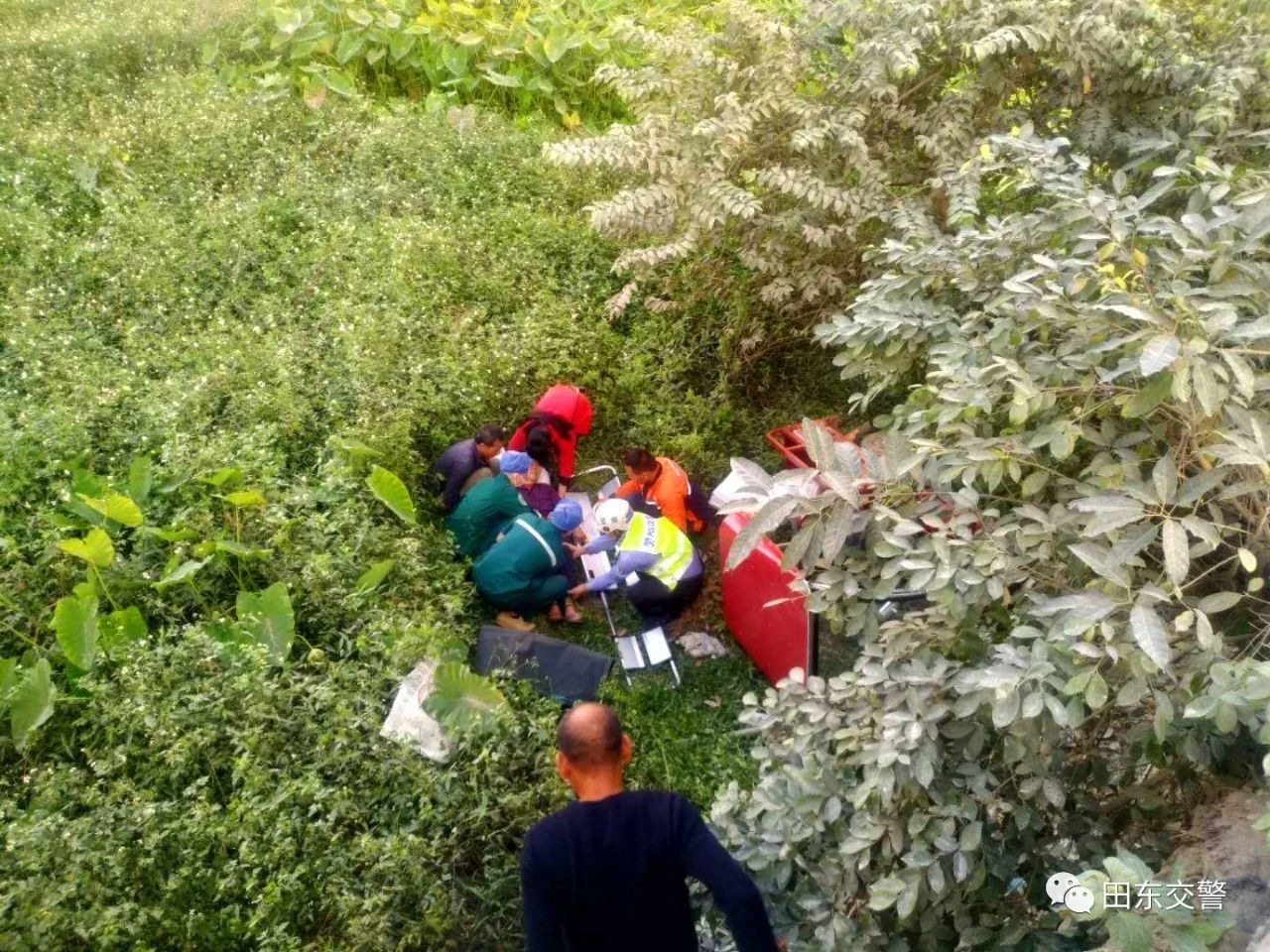 田东两老开三轮车接送孙子上学，遭侧翻至路边深沟 田东,开三,三轮,三轮车,接送